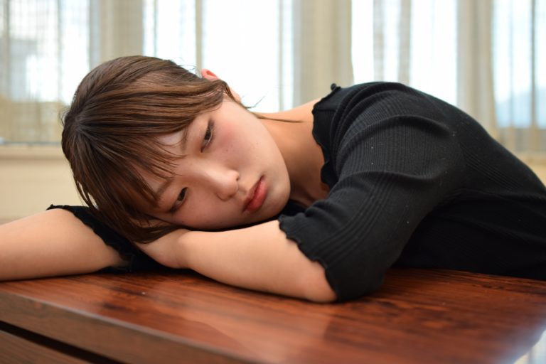 落ち込む女性