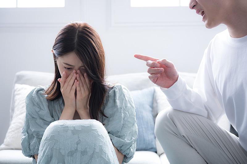 怒られるのが怖いと感じるのはなぜ？ 対処法や相談の目安を解説